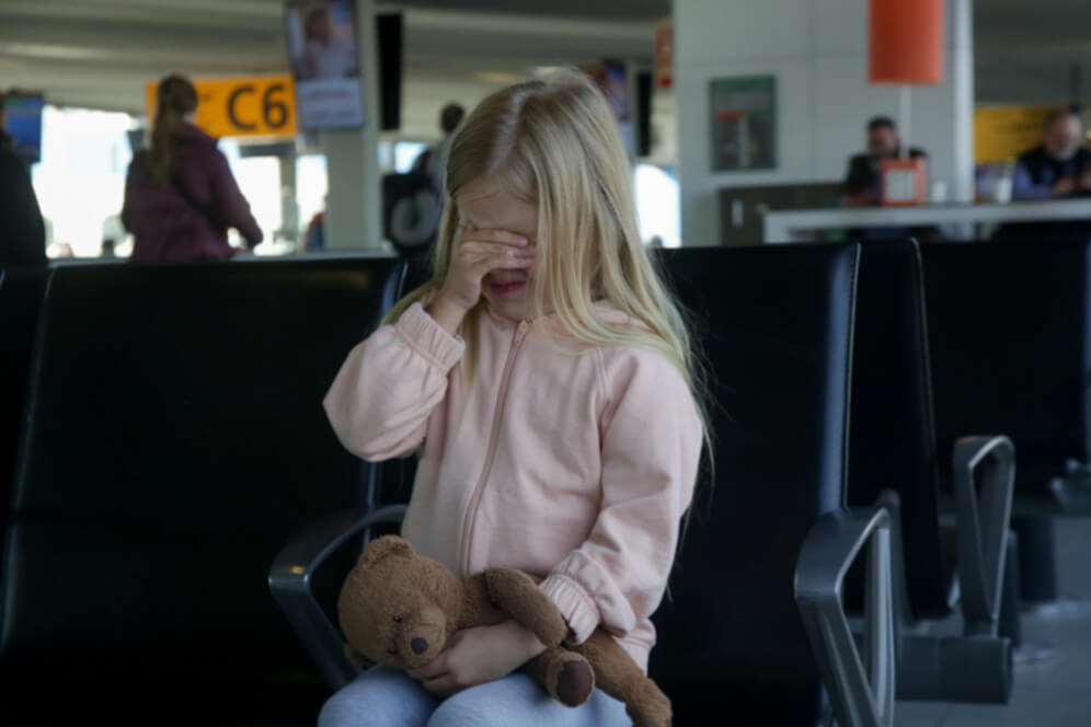 fetita cu ursulet in mana care plange in aeroport, s-a pierdut de mama
