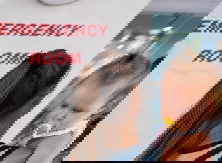 mama cu copilul mic se duce la camera de urgenta pentru a vedea daca copilul este bine