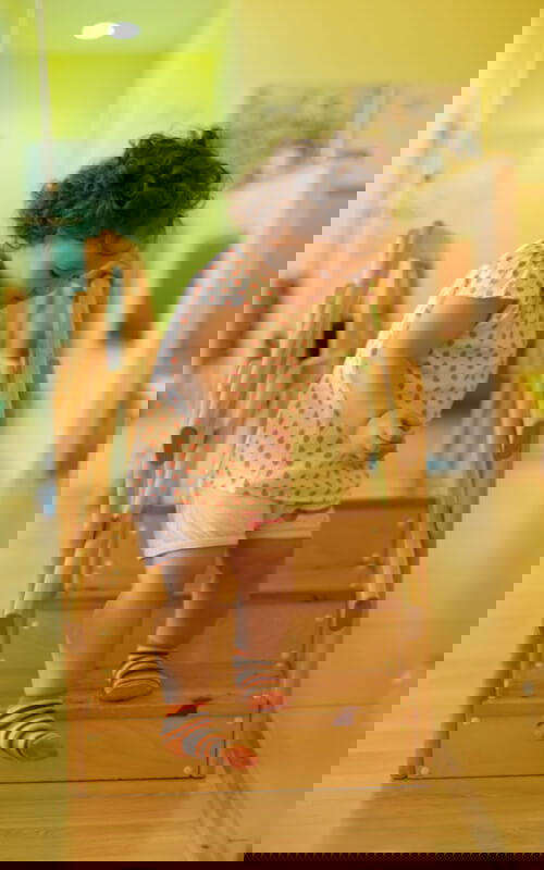 fetita care invata sa coboare scarile