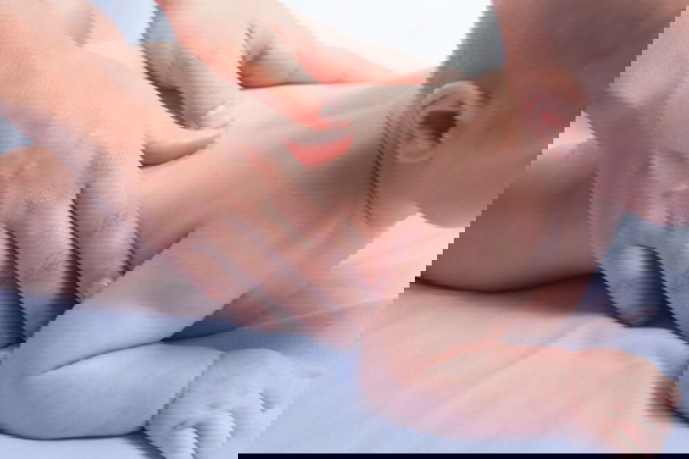 bebe masat pe spate de maini blande