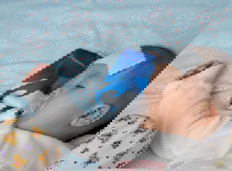 bebelus care nu se simte bine si sta in patut cu o fasa umeda pe cap