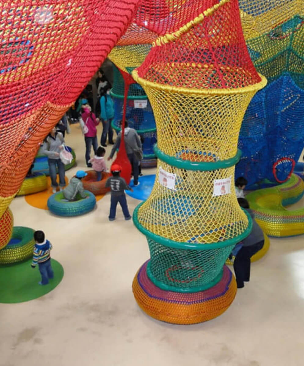 imagine cu locul de joaca din Japonia, cu tunele mari de plasa care coboara din tavan