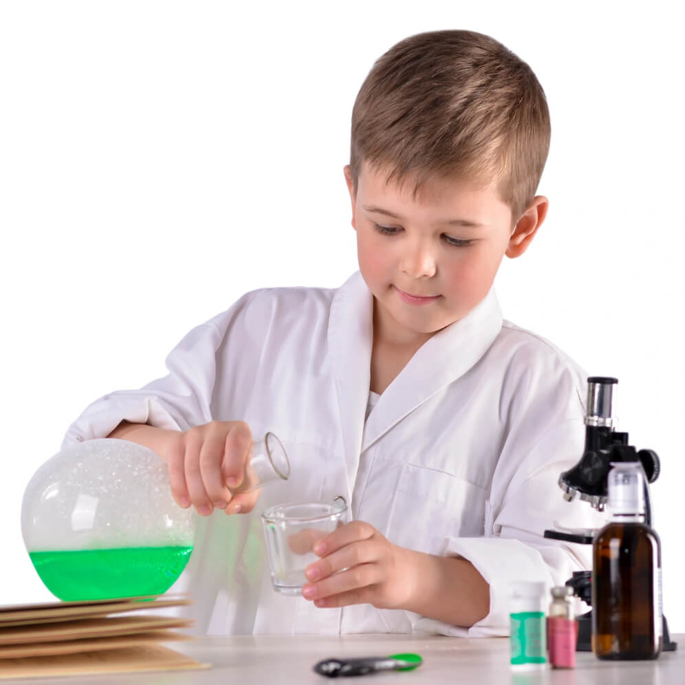 copil care face un experiment cu eprubeta in laborator