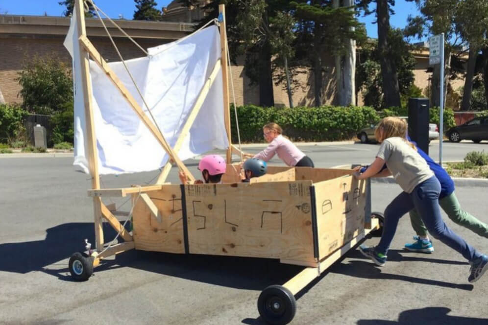 imagine cu car construit de copii din lemn cu panza in locul de joaca din SUA