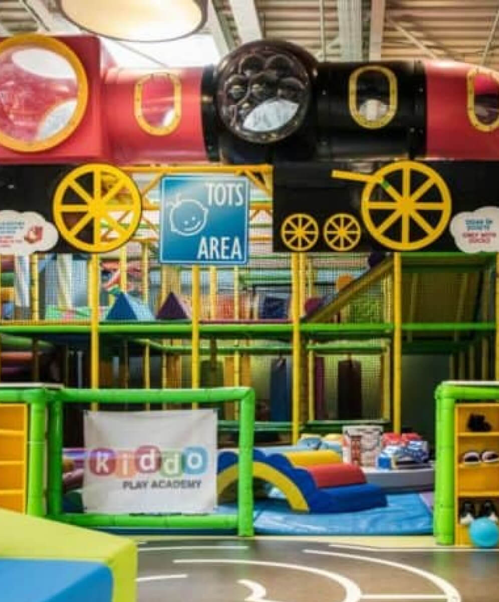 imagine din interiorul locului de joaca kiddo baneasa cu trenulet