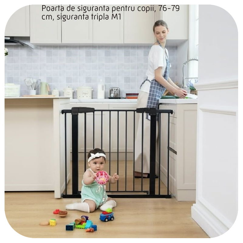 imagine cu mama in bucatarie care gateste si fetita care sta in fata portii de siguranta 