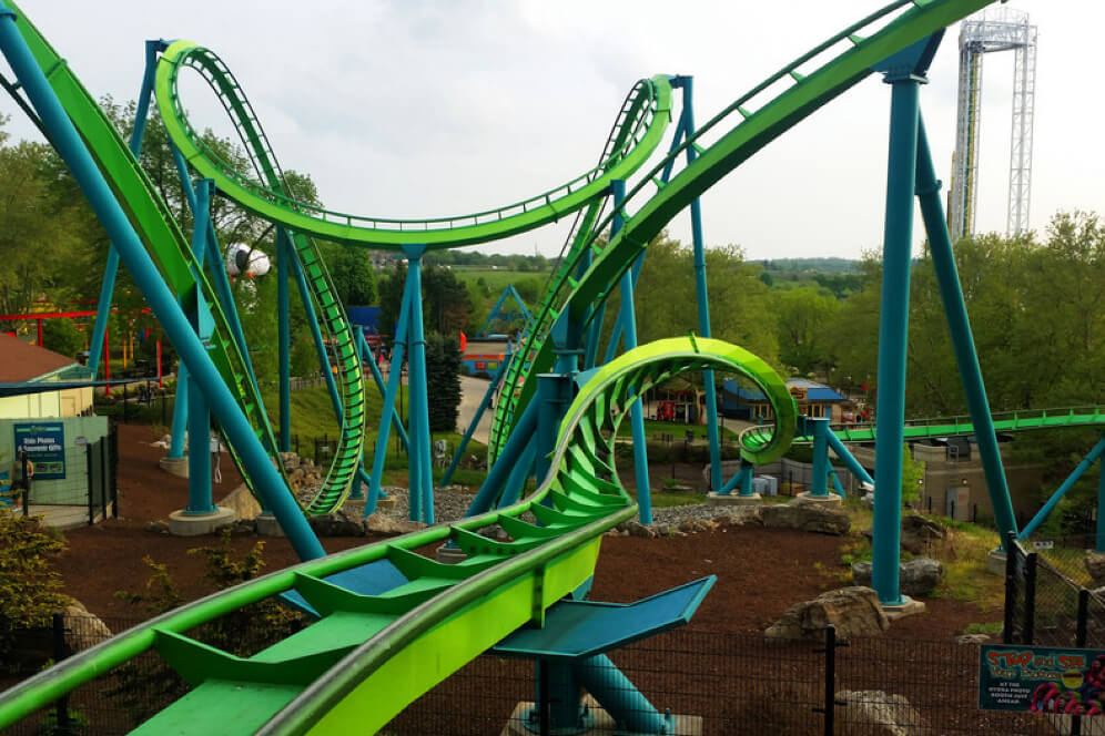 imagine cu parcul de distractii din Germania cu un Roller coaster verde