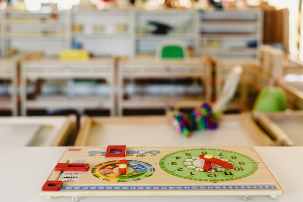 joc de masa educativ pentru copii cu ceas