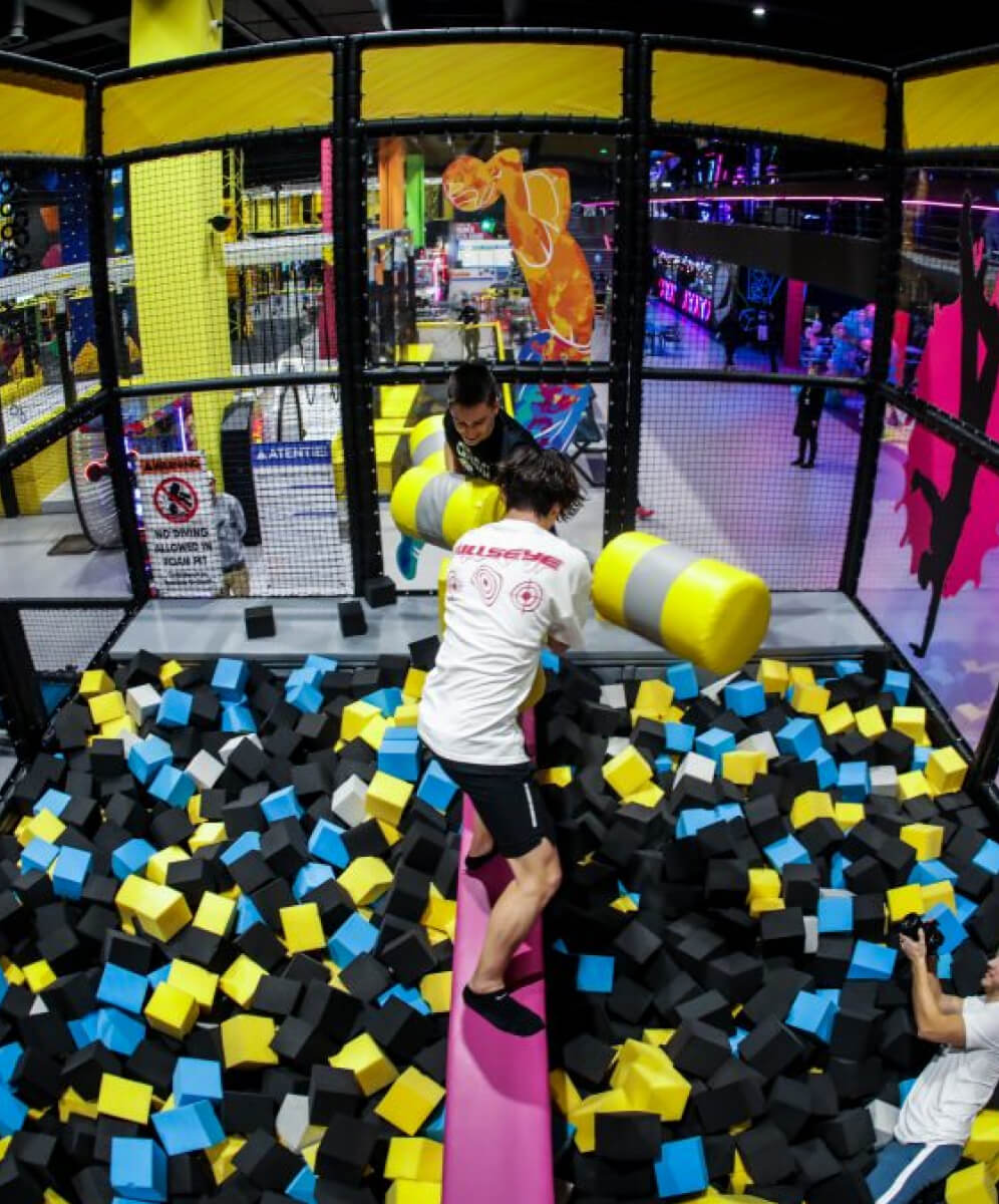 imagine din interiorul locului de joaca hype arena cu copii care se joaca si fac diverse activitati distractive