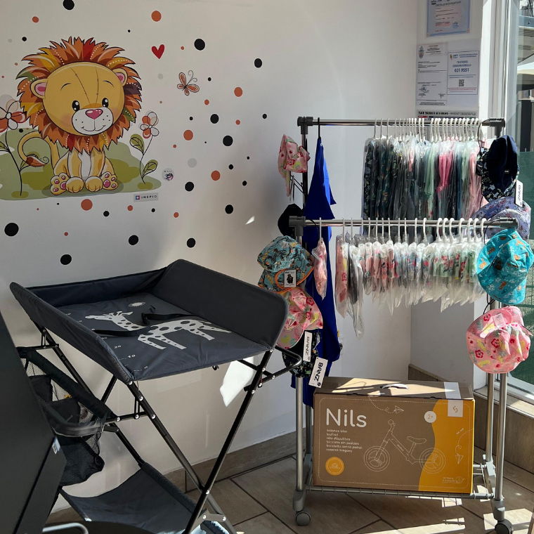 imagine cu masa de infasat empria din noul magazin 