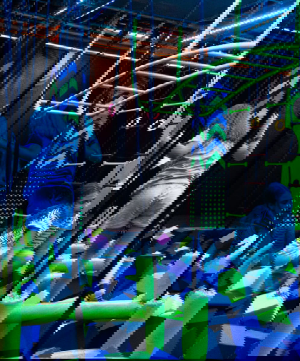 imagine din interiorul locului de joaca hype arena cu copii care se joaca si fac diverse activitati distractive