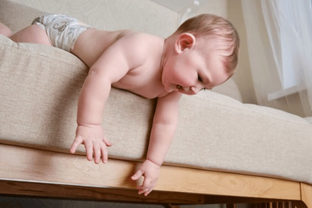 copil care cade din pat din cauza ca nu are o protectie de pat