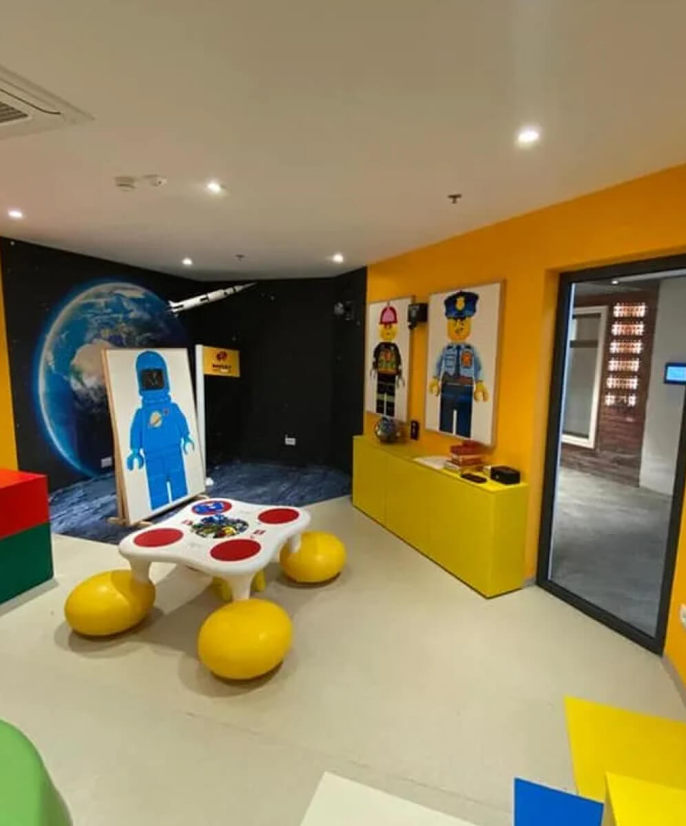 imagine din interiorul destiny park unde copii invata diverse meserii si cum este viata de adult