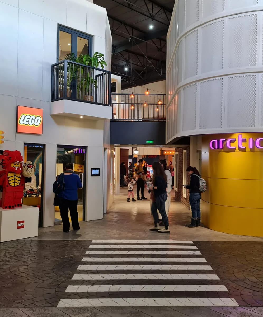 imagine din interiorul destiny park unde copii invata diverse meserii, in imagine este un centru comercial si o trecere pentru pietoni