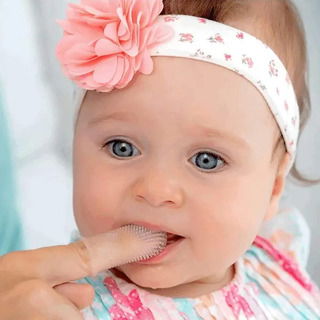 Bebe cu periuta din material moale si flexibil pentru masarea gingiilor 