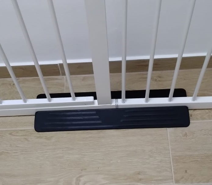 Accesoriu pentru prag de tip panta negru montat sub poarta de siguranta 