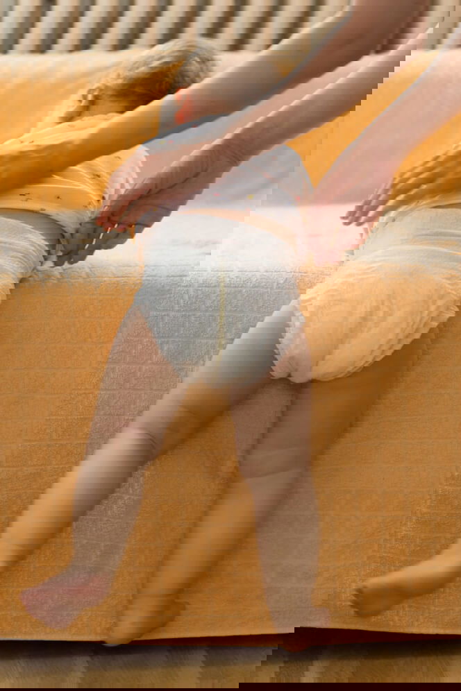 copil care se coboara singur din pat sub supravegherea mamei