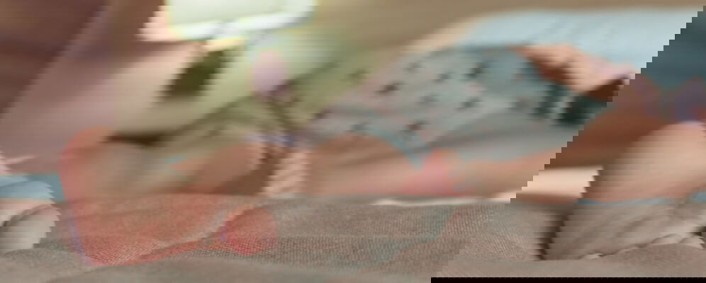 copil care se odihneste in pat