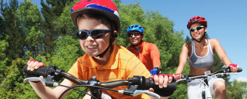 familie pe bicicleta, toti poarta echipament de siguranta