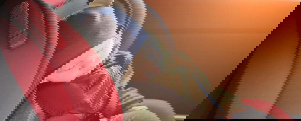 bebelus in scaun auto in masina