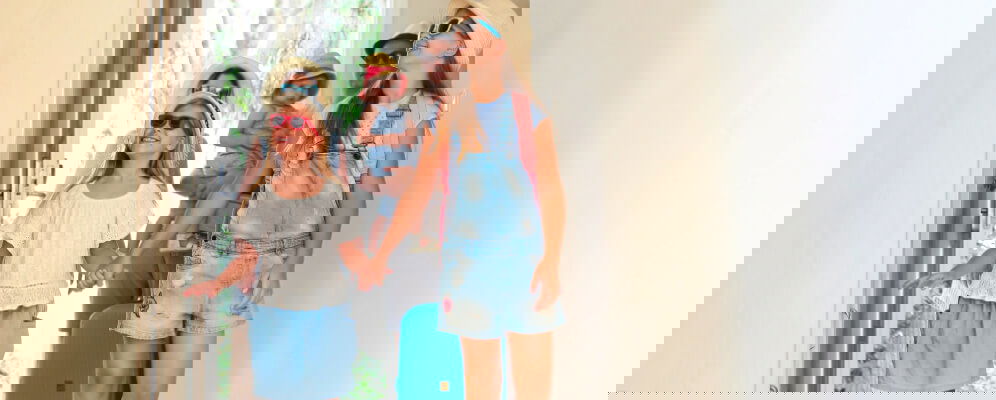 familie care a ajuns in fata camerei de hotel si urmeaza sa intre