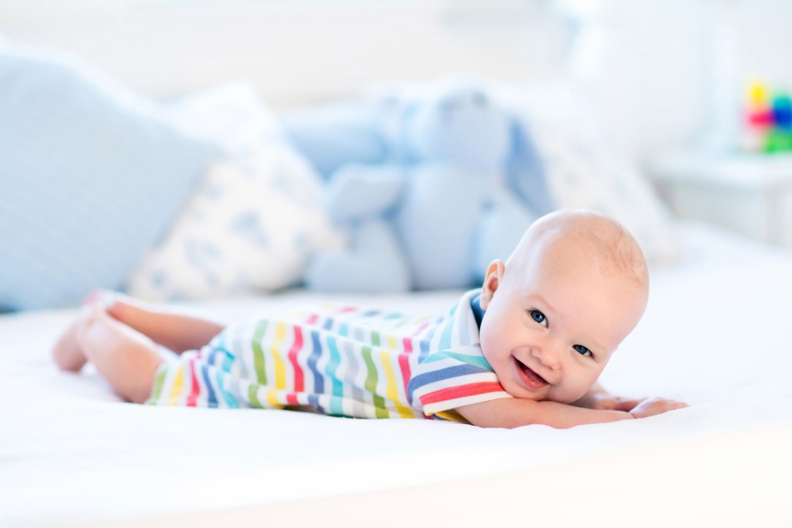 Tummy time: Avantajele jocurilor pe burtica ale bebelusului
