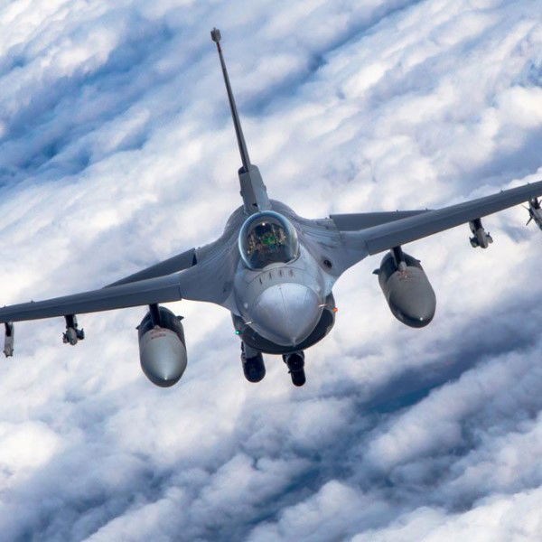 imagine cu avion in zbor - F-16 Fighting Falcon