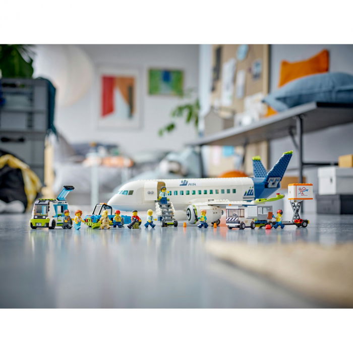 LEGO® City - Avion de pasageri (60367), 913 piese [6]
