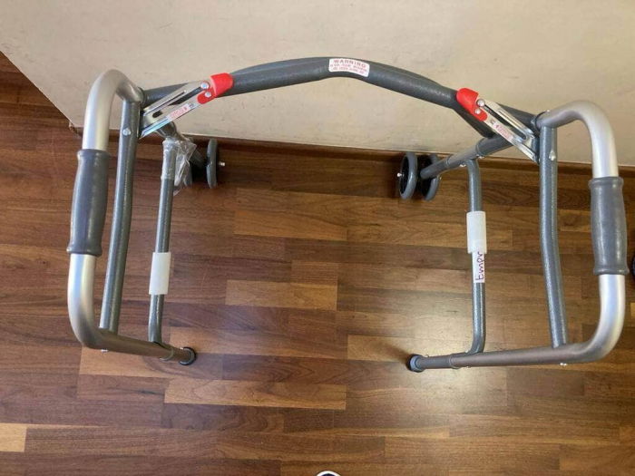 Cadru pliabil cu roti, din aluminiu, ajustabil si usor, cu suport de pana la 227 kg [3]