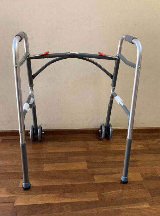Cadru pliabil cu roti, din aluminiu, ajustabil si usor, cu suport de pana la 227 kg [4]