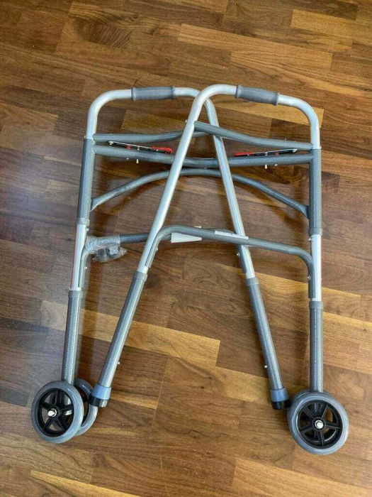 Cadru pliabil cu roti, din aluminiu, ajustabil si usor, cu suport de pana la 227 kg [2]