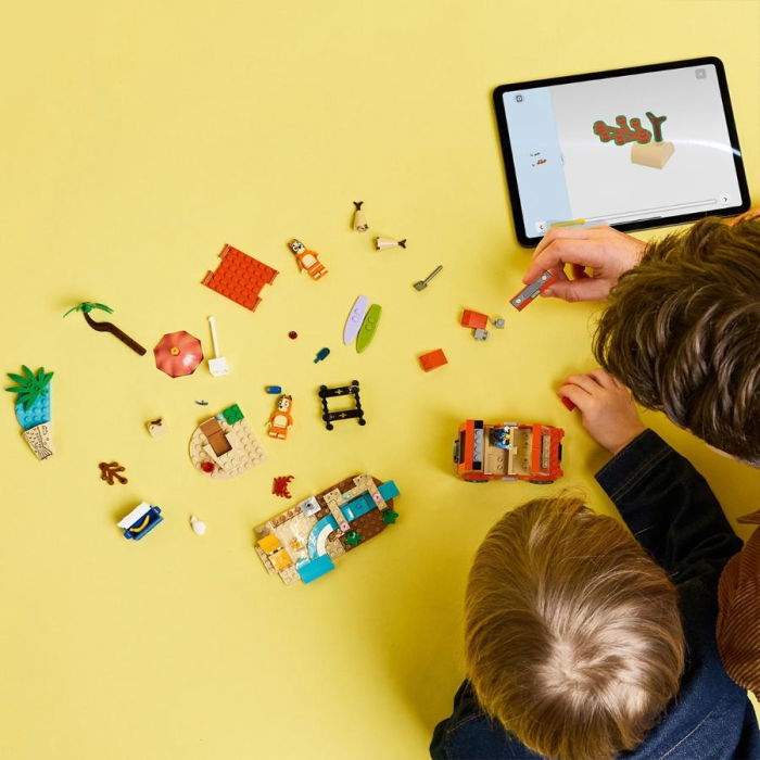 LEGO® Bluey -  Calatoria familiei lui Blue cu masina la plaja (11202), 133 piese [5]