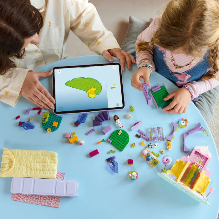 LEGO® Gabby s Dollhouse -  Muntele de dulciuri si gradina Miau-Zanei (11205), 263 piese [6]