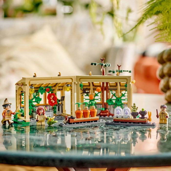  LEGO®  Harry Potter - Castelul Hogwarts: Lectia de ierbologie (76445), 390 piese [8]