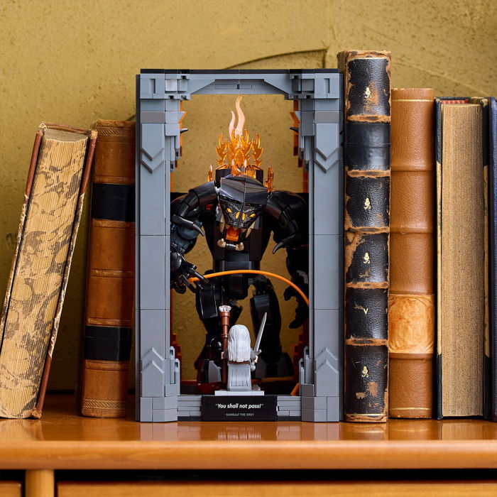  LEGO®  Icons (Creator Expert) - Stapanul inelelor: Diorama pentru biblioteca cu un Balrog (10367), 1201 piesa  [6]