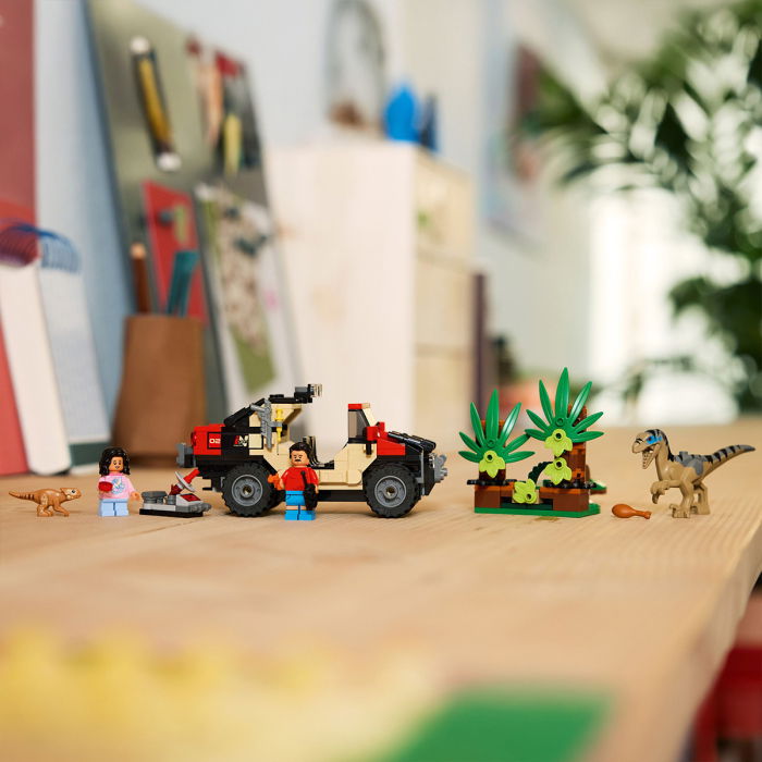 LEGO® Jurassic World -  Evadare off-road din calea unui Velociraptor (76972), 285 piese [5]