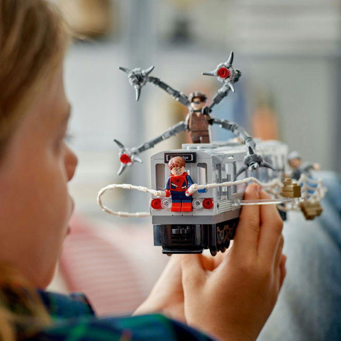 LEGO®  Marvel Super Heroes - Lupta de pe acoperisul trenului dintre Omul-Paianjen si Doc Ock (76321), 393 piese [9]