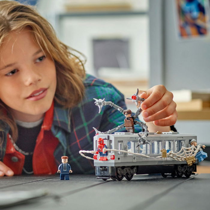 LEGO®  Marvel Super Heroes - Lupta de pe acoperisul trenului dintre Omul-Paianjen si Doc Ock (76321), 393 piese [5]