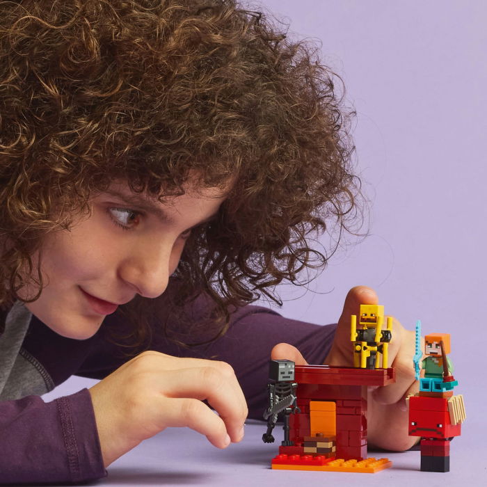 LEGO® Minecraft - Batalie deasupra lavei in Nether (21266), 99 piese [6]