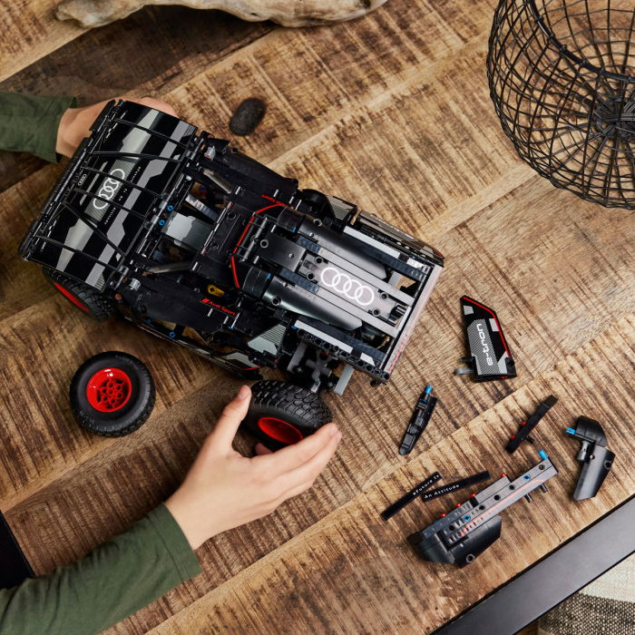  LEGO®  Technic - Audi RS Q e-tron (42160), 914 piese [4]