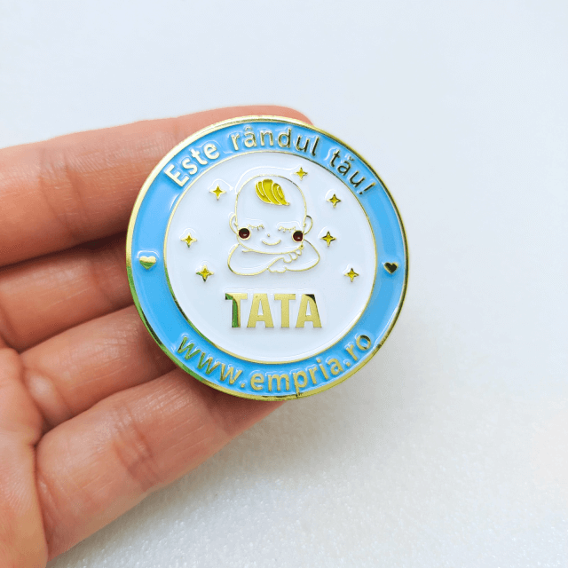 Moneda cine il schimba pe bebe, in cutie de cadou elegant pentru parinti cu nou-nascuti, Empria, in romana [7]