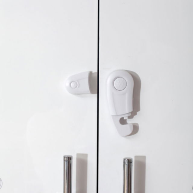 Set 4 bucati sigurante rotative, pentru usi dulap, 9.3 x 3.5 x 1.5 cm, Alb [3]