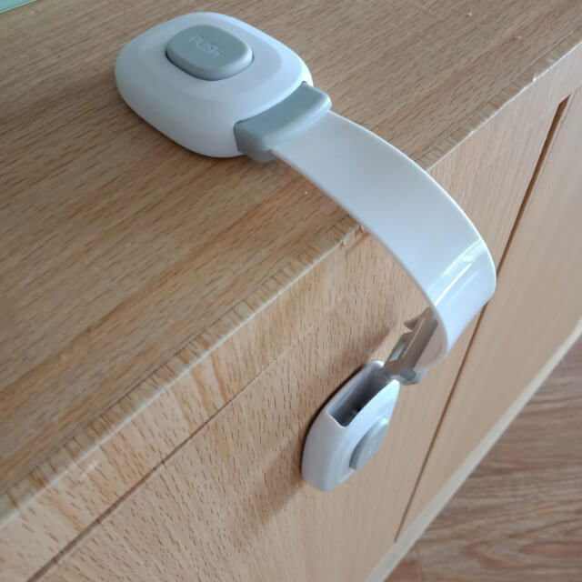 Set 6 sigurante flexibile cu incuietoare dubla pentru usi si sertare, Gri [4]