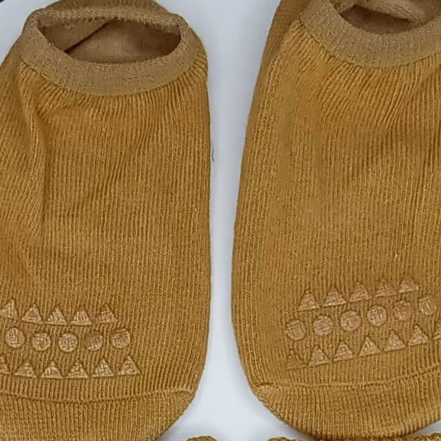 Set protectii anti-alunecare bebe, genunchiere si sosete, Maro [9]