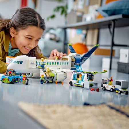 LEGO® City - Avion de pasageri (60367), 913 piese [4]