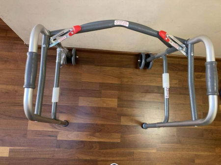 Cadru pliabil cu roti, din aluminiu, ajustabil si usor, cu suport de pana la 227 kg [2]
