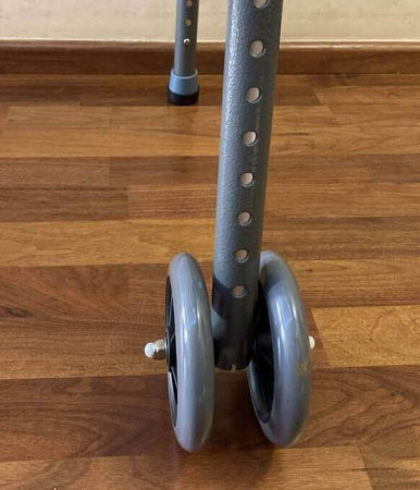 Cadru pliabil cu roti, din aluminiu, ajustabil si usor, cu suport de pana la 227 kg [7]