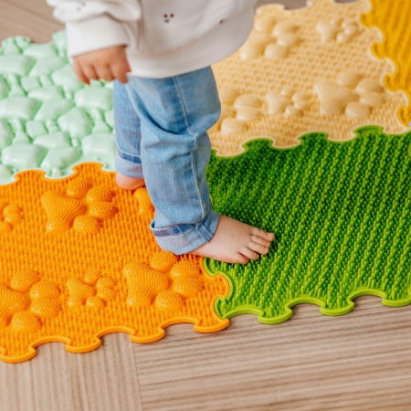 Covorase ortopedice senzoriale - Covoras masaj tip puzzle, 8 piese cu texturi variate – First Steps