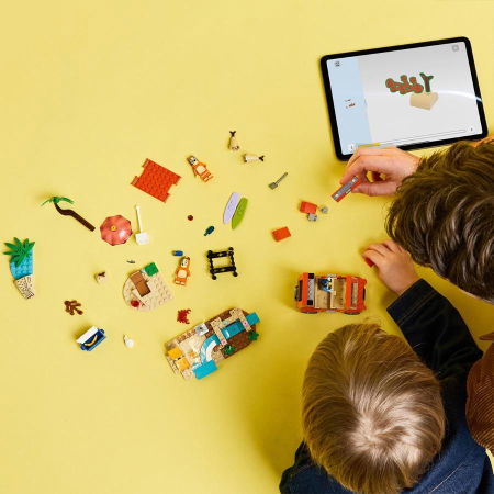 LEGO® Bluey -  Calatoria familiei lui Blue cu masina la plaja (11202), 133 piese [4]