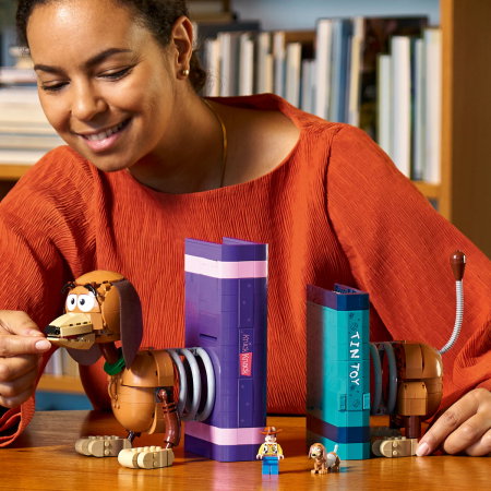 LEGO® Disney - Opritoare de carti Cainele Slinky din Povestea jucariilor (43301), 1311 piese [3]
